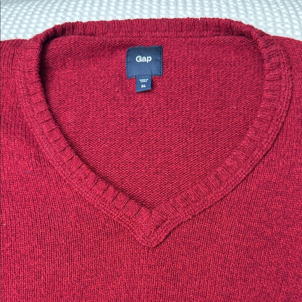 GAP Men's V-Neck Wool Blend Sweater in Rich Red